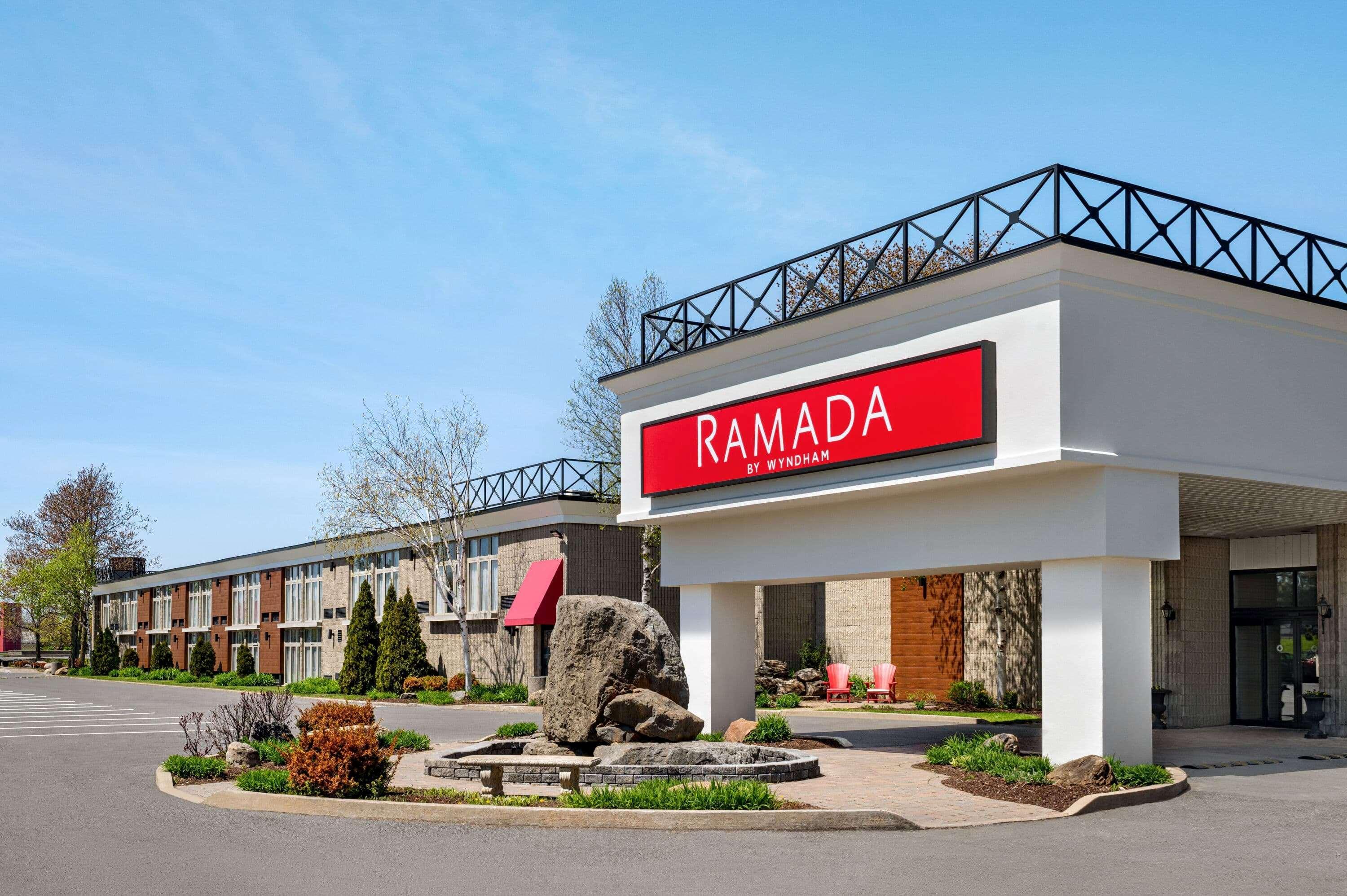 Ramada By Wyndham Cornwall Hotel Exterior foto